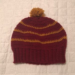 💚Handmade crochet hat. Never worn. One size fits all. Garnet and Gold Colors.